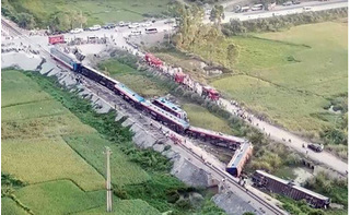 Tàu hỏa tông xe tải kinh hoàng ở Thanh Hóa, 7 toa bị lật, lái và phụ tàu tử vong