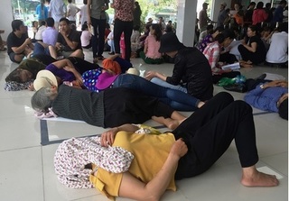 Giấc ngủ chập chờn của người nhà bệnh nhân trong cái nóng đầu hè kinh hoàng ở Hà Nội