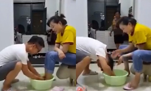 Phản xạ của anh chồng khi đang rửa chân cho vợ bị mẹ nhìn thấy