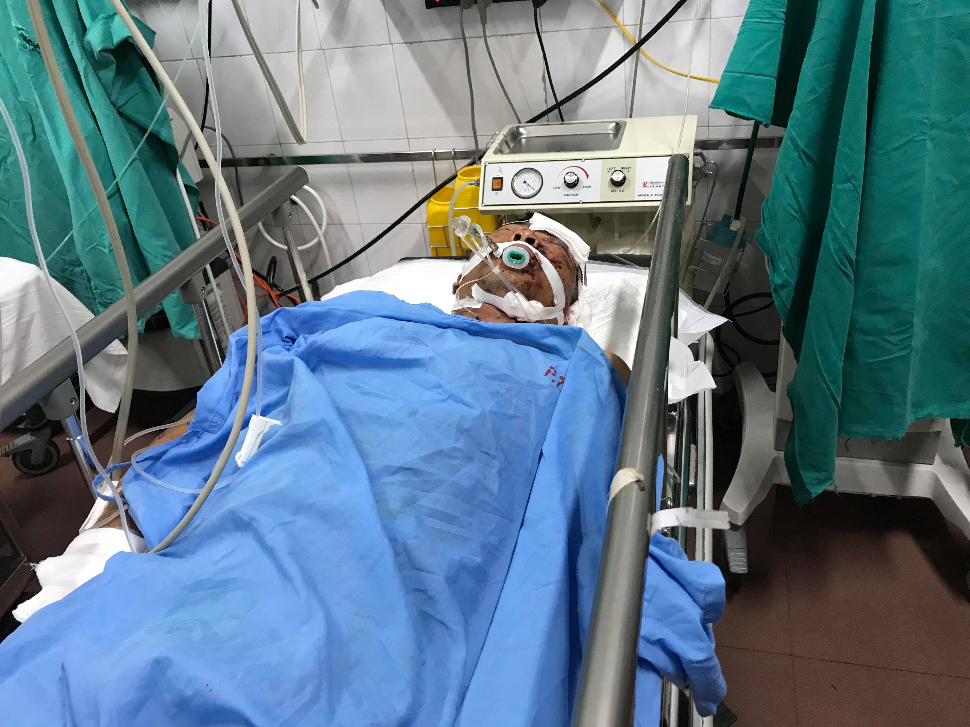 Tài xế N đang được cấp cứu tại Bệnh viện Việt Đức