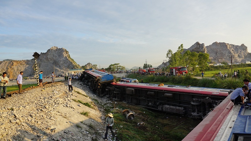 Lật tàu hỏa kinh hoàng ở Thanh Hóa: Tạm đình chỉ 2 nhân viên gác tàu