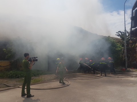 Cháy xưởng bông ở Nam Định, gần ngàn mét vuông thành tro