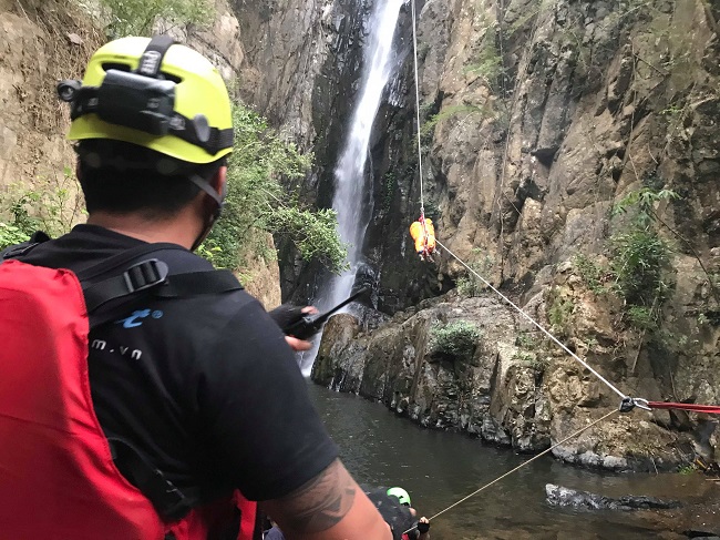Khen thưởng 5 người đưa thi thể phượt thủ ra khỏi thác Lao Phảo