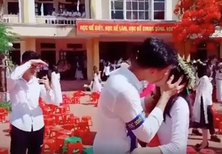 'Đứng tim' trước khoảnh khắc nam sinh hôn 'crush' giữa sân trường 