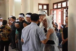 Vợ trẻ, con thơ khóc ngất trong đám tang người lái tàu tử vong ở Thanh Hoá