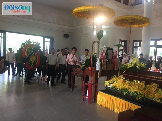 Tại lễ viếng, nhiều người dân đến chia sẻ nỗi buồn với gia đình và bày tỏ thương xót anh Nguyễn Thế Hùng