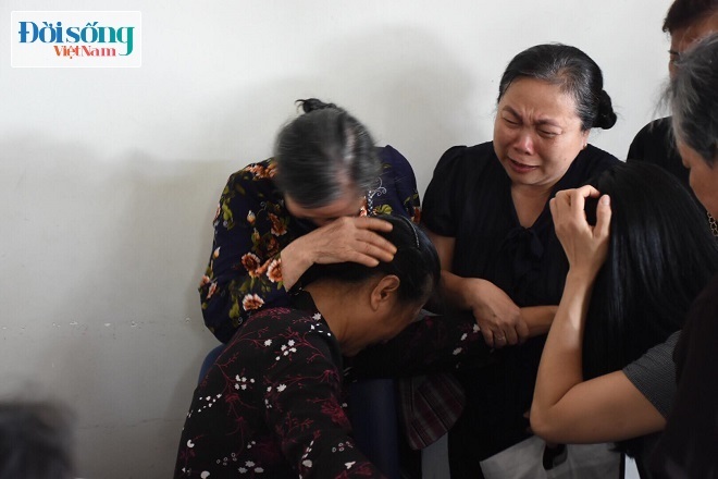 Bà Nhinh mẹ của anh Hùng cũng bật khóc trong lễ tang, hàng xóm, người thân ôm nhau khóc nấc lên