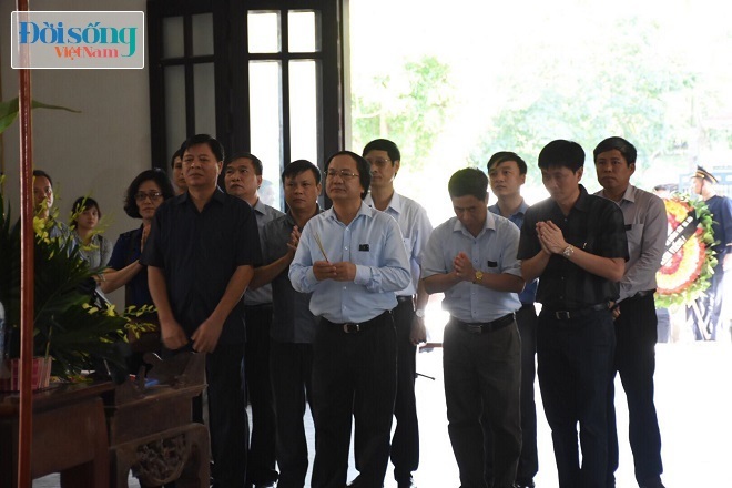 Tại lễ tang, ông Vũ Tá Tùng - Tổng Giám đốc Công ty Đường sắt Việt Nam đến lễ viếng dâng vòng hoa