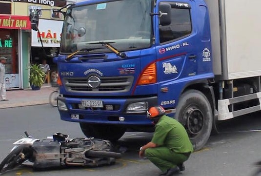 Xe tải va chạm với xe máy vợ tử vong, chồng và con bị thương