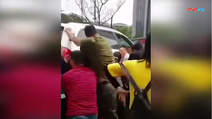 Ném gạch vào ô tô sau va chạm nhẹ, cô gái trẻ bị tài xế tông thẳng xe lên người