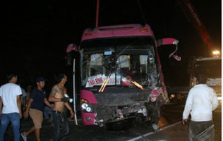 Tránh xe tải lật ngang, xe khách đâm vách núi làm 4 người bị thương, trong đó có 2 em nhỏ