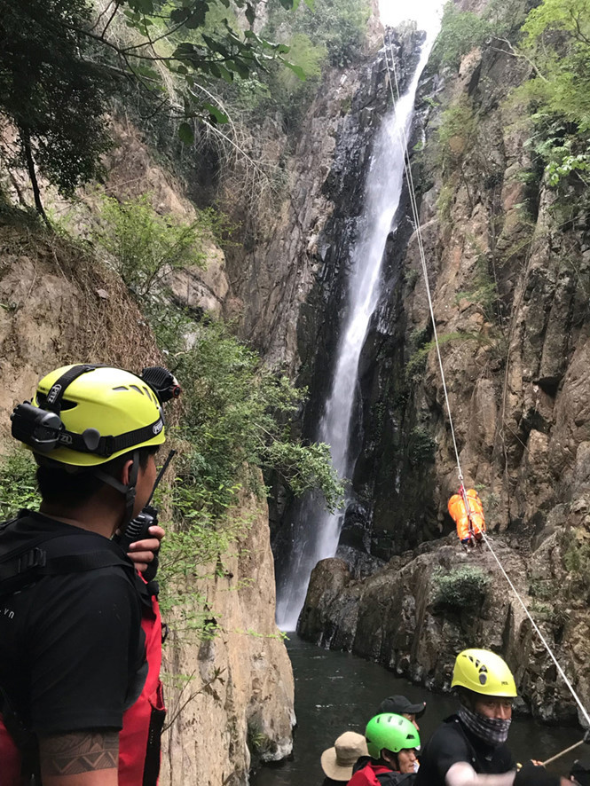 cứu hộ thi thể phượt thủ ở thác sâu Lao Phào4