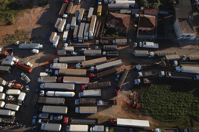 Hàng chục ngàn tài xế xe tải nổi giận, chặn cứng đường cao tốc Brazil vì giá xăng tăng