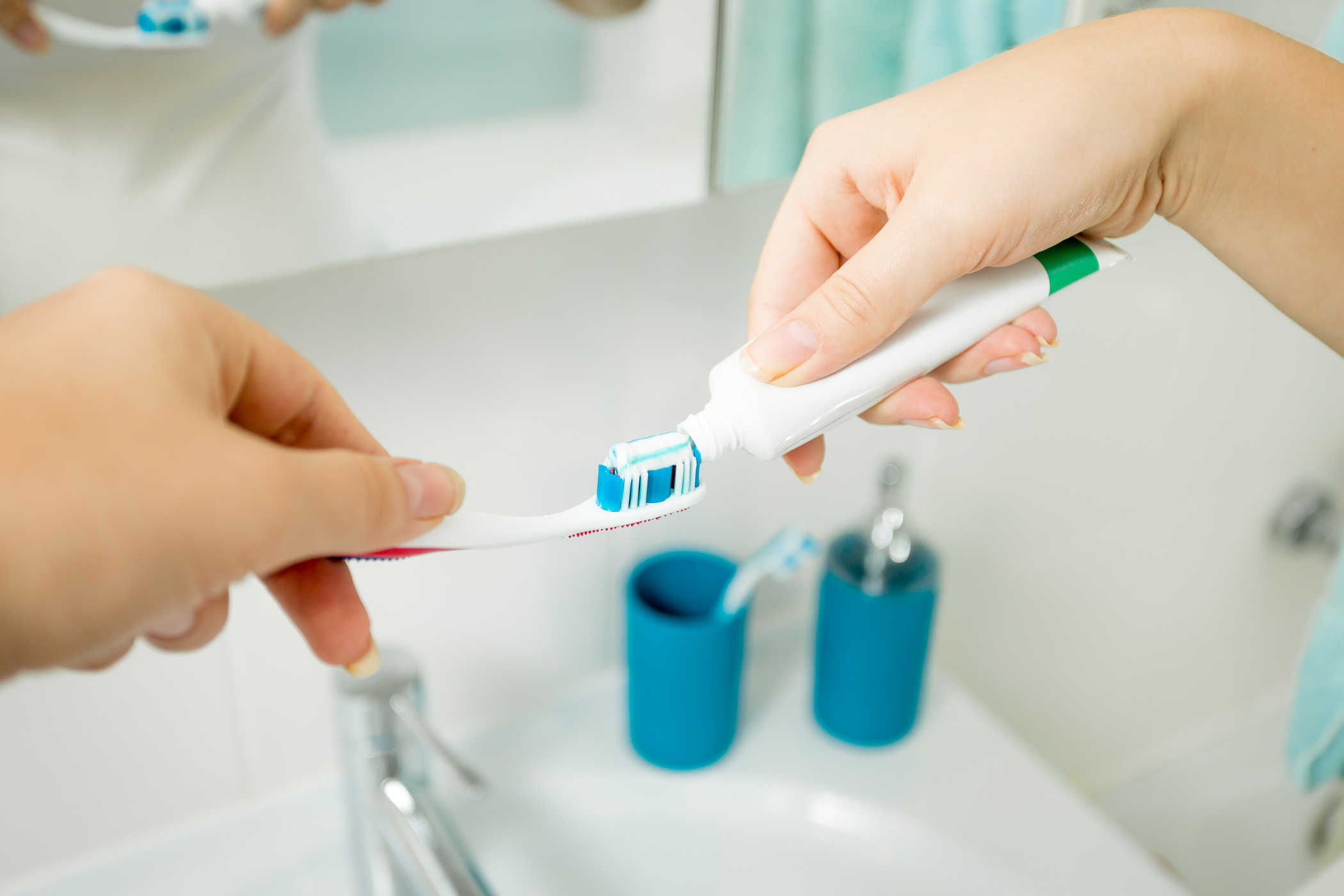 Thói quen sai lầm: làm ướt bàn chải trước khi đánh răng