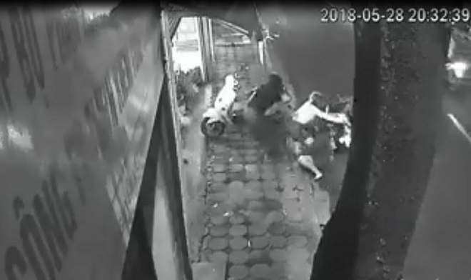 5 người phụ nữ dũng cảm lao ra, chống trả tên trộm xe SH ở Hà Nội