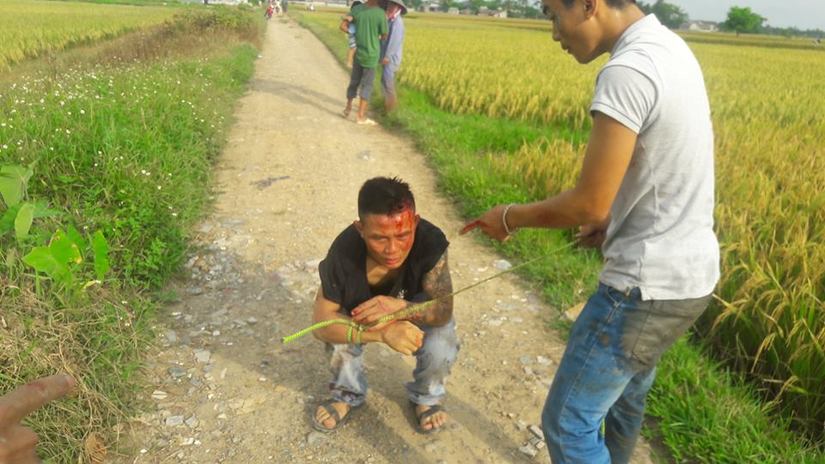 Thanh Hóa: Người dân vây bắt đối tượng bảo kê máy gặt