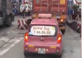 'Núp' sau container, xe taxi ung dung vượt qua trạm thu phí