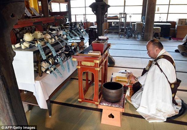 Hàng trăm con chó robot được làm đám tang tại ngôi chùa Nhật Bản