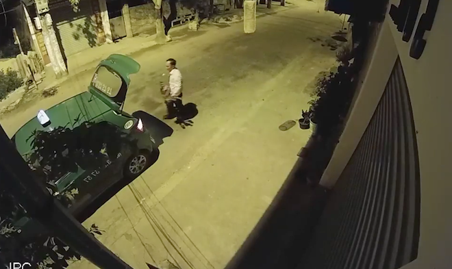 Xôn xao clip tài xế taxi Mai Linh ở Nghệ An trộm 4 chậu cây cảnh của nhà dân