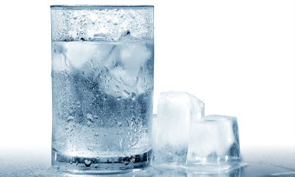 Đi nắng về uống nước lạnh vô cùng có hại cho sức khoẻ