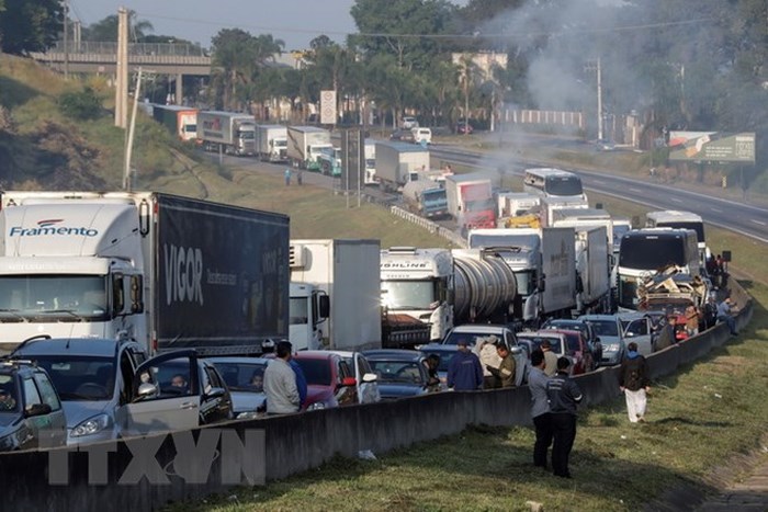 Brazil hạ giá xăng, hàng chục ngàn tài xế xe tải vẫn chặn đứng quốc lộ