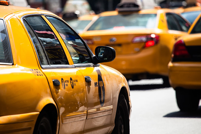 Uber ngày một phổ biến, tài xế taxi New York tự sát