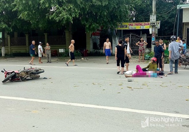 Nghệ An: Người phụ nữ nguy kịch vì tông phải chú chó qua đường