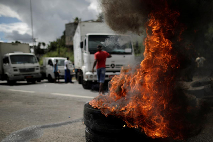 Toàn cảnh biểu tình chống tăng giá xăng của tài xế Brazil khiến Chính Phủ nhượng bộ