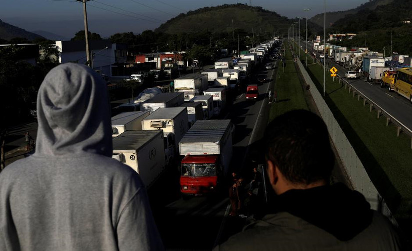 Toàn cảnh biểu tình chống tăng giá xăng của tài xế Brazil khiến Chính Phủ nhượng bộ