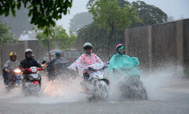 Dự báo thời tiết 2/6: Hà Nội mưa dông, Nam Bộ nguy cơ hứng áp thấp
