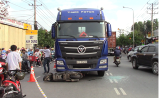 Vụ tai nạn thương tâm giữa xe máy và container: Bé trai rơi ra khỏi bụng mẹ, nằm khóc trên đường