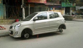 Kia Morning bị trộm tháo cả 4 bánh: Vặt đồ ô tô 'bá đạo’ nhất Hà Thành