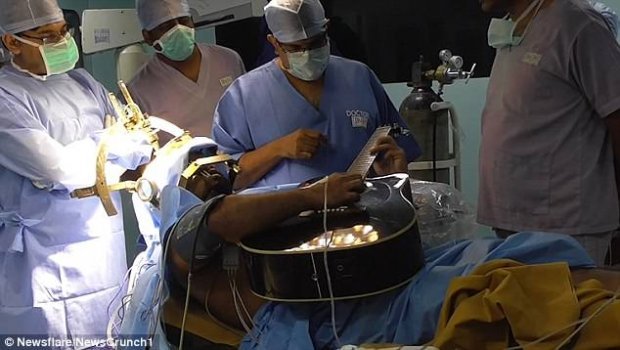 Khoảnh khắc tuyệt vời khi một bệnh nhân chơi đàn guitar trong ca phẫu thuật não