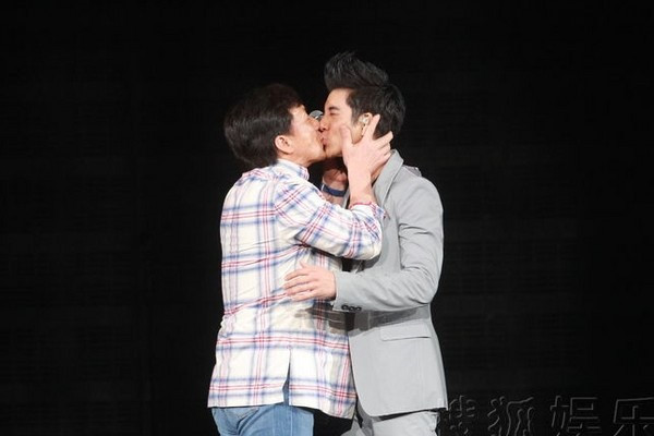 Thành Long và Vương Lực Hoành lại gây sốc vì màn hôn môi đồng tính