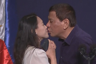 Tổng thống Philippines hứng chỉ trích vì hôn môi người phụ nữ trên sân khấu