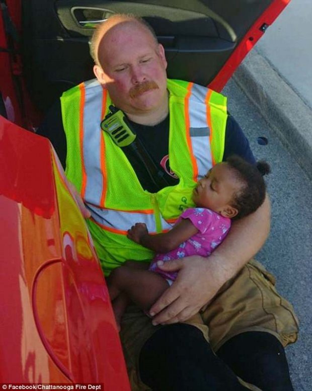Bức ảnh lính cứu hỏa vỗ về bé gái 4 tháng tuổi 