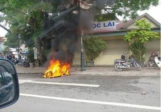 Nghệ An: Điều tra vụ việc nhóm thanh niên truy sát, đốt xe máy giữa ban ngày
