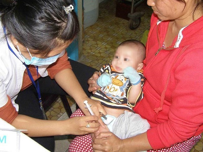 Vaccine cận ngày sử dụng không gây nguy hại cho trẻ - ảnh 1