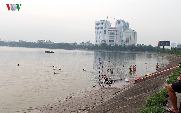 Người dân Thủ đô vô tư tắm hồ Linh Đàm, bỏ mặc cảnh báo 