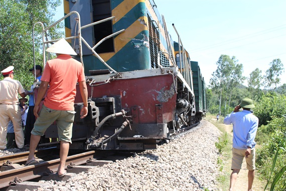 Nghệ An: Lại xảy ra tai nạn đường sắt giữa tàu hỏa và xe máy