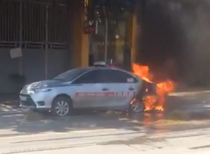 Vĩnh Phúc: Hai xe ô tô bốc cháy nghi do bị rơm quấn gầm