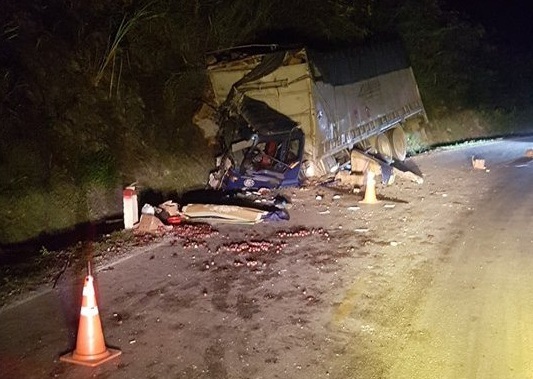 Hòa Bình: Xe tải đâm vào vách núi, 2 người thương vong