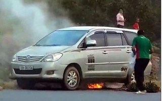 Đang di chuyển, xe Innova bỗng bốc cháy vì bị rơm quấn vào ống pô