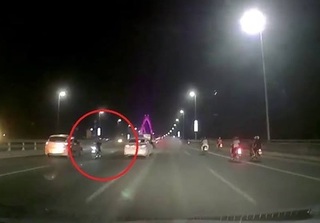 Nằm rạp người trên yên xe máy phóng như bay, thanh niên tông vào đuôi xe tải tử vong tại chỗ