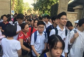 Hà Nội: Tạm giữ thầy giáo để lọt đề thi Toán và Ngữ văn ra ngoài