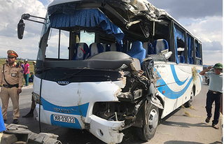 Nghệ An: Xe khách lao xuống ruộng sau tai nạn liên hoàn, 10 người bị thương