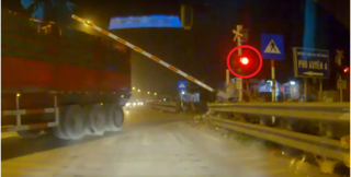 Xe container đâm bay barie tự động để vượt đường ray khi tàu sắp đến