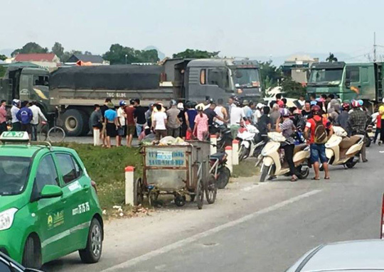 Xe tải bất ngờ chuyển hướng, cán chết người phụ nữ đi xe máy