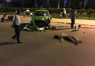 Hà Nội: Xe máy va chạm với taxi Mai Linh, 2 người bị thương nặng