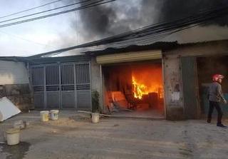 Cháy dữ dội ở xưởng đồ gỗ, 4 người may mắn thoát nạn